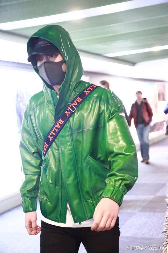 邓伦现身机场,帅哥穿一身发亮的"原谅色"外套十分抢眼!